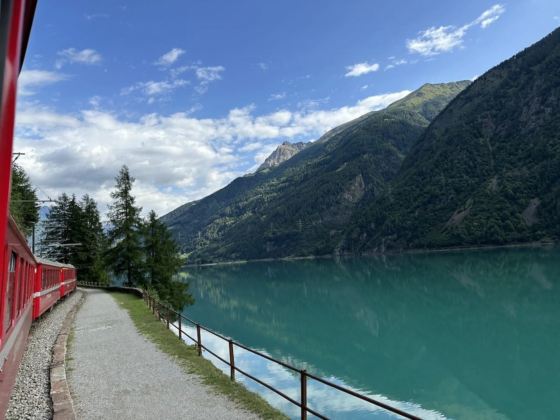 Miralago-Le Prese: Dove l'Acqua e le Montagne Raccontano la Magia del Trenino Rosso Miralago-Le Prese: Dove l'Acqua e le Montagne Raccontano la Magia del Trenino Rosso